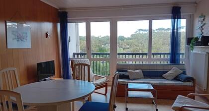 Seaside Retreat: Cozy 1BR Apt Steps from Beach & Shops