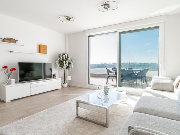 TV - Jardines De Guadaiza Rooftop Apartment with Terrace and Pool Access (Marbella)