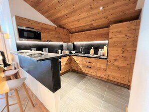 Private kitchen - Spacious 4-Bedroom Apt with Balcony, Parking, and Ski Access in Méribel Mottaret (Méribel)