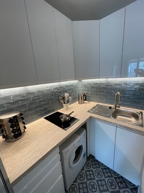 Fridge, microwave, oven, stovetop