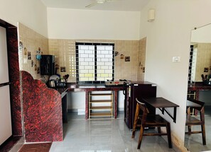 Apartamento Deluxe, vistas al jardín | Cocina privada | Frigorífico, utensilios de cocina y congelador