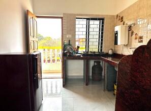 Standard Apartment, Garden View | Private kitchen | Fridge, cookware/dishes/utensils, freezer