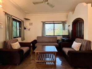 Apartamento Confort | Zona de estar | Televisión LCD de 22 pulgadas con canales por cable