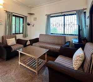 Apartamento Confort | Zona de estar | Televisión LCD de 22 pulgadas con canales por cable