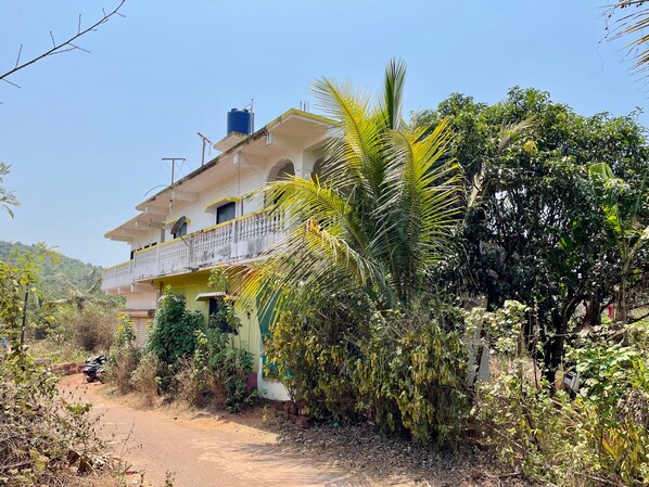 ด้านหน้าที่พัก