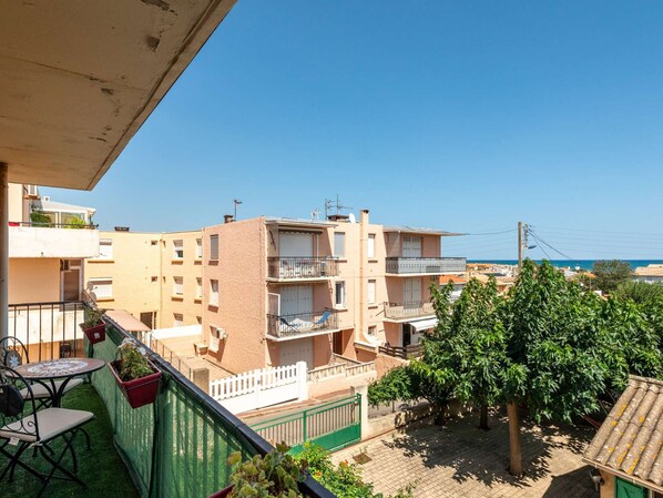 Outdoor dining - Cozy 3-Room Apt for 5, 200m from Beach, Balcony, Parking - Saint Pierre la Mer (Fleury-Saint-Pierre-la-Mer)