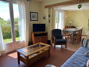 TV - Charming 3-Bedroom House Near Beaches with Garden, Terrace, and Parking (L'Aiguillon-sur-Vie)