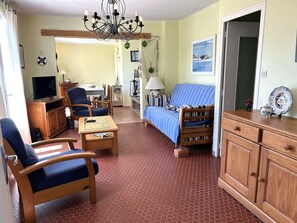 TV - Charming 3-Bedroom House Near Beaches with Garden, Terrace, and Parking (L'Aiguillon-sur-Vie)
