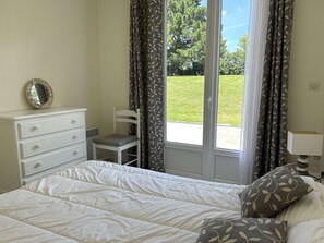 3 bedrooms - Charming 3-Bedroom House Near Beaches with Garden, Terrace, and Parking (L'Aiguillon-sur-Vie)
