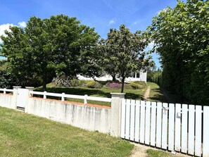 Property grounds - Charming 3-Bedroom House Near Beaches with Garden, Terrace, and Parking (L'Aiguillon-sur-Vie)
