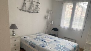 1 bedroom, travel crib