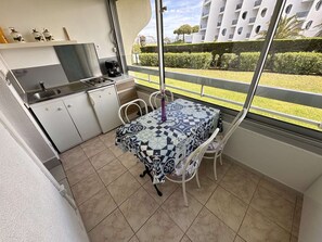 Jääkaappi, mikroaaltouuni, liesi, kahvin-/teenkeitin