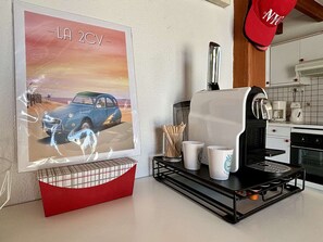 Kylskåp, mikrovågsugn, diskmaskin och kaffe- och tebryggare