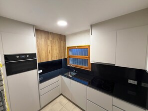 Frigorífico, microondas, horno y placa de cocina