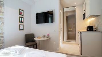 Standard Apartment | Private kitchen | Oven, dishwasher, toaster, cookware/dishes/utensils