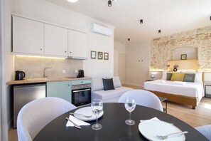 Superior-Apartment | Wohnbereich | Flachbildfernseher
