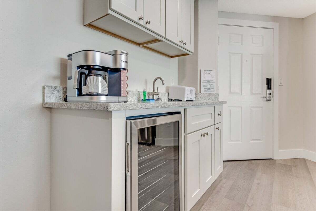 ثلاجة، ميكروويف، فرن، موقد طهي مسطح