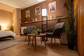 1 dormitorio, tabla de planchar con plancha, wifi y ropa de cama