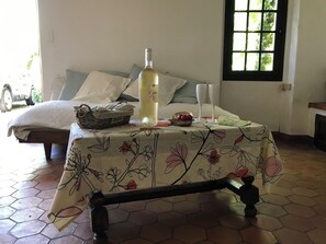 3 habitaciones, tabla de planchar con plancha, wifi y ropa de cama