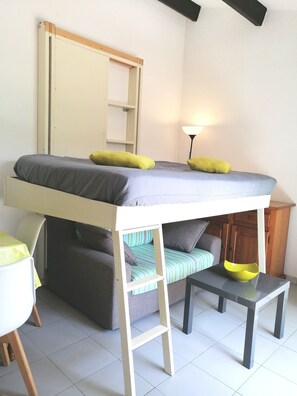 1 habitación y tabla de planchar con plancha