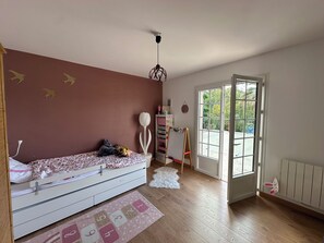 4 chambres, fer et planche à repasser, accès au Wi-Fi (inclus)