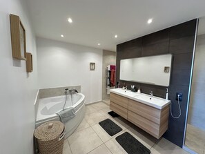 Douche, séchoir à cheveux, serviettes fournies, savon