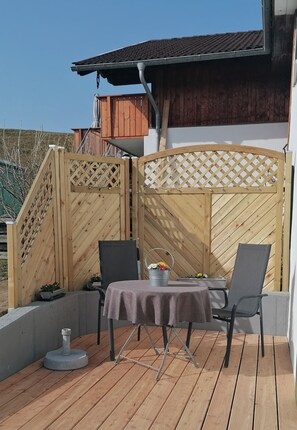 Outdoor dining - Feel-good place in the heart of Pfaffenwinkel:Freshly renovated with its own terrace (Rottenbuch)