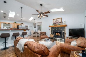 Una televisión, una chimenea