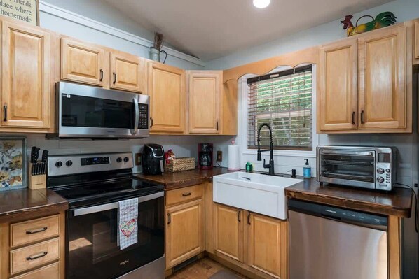 冷蔵庫、電子レンジ、オーブン、コンロ