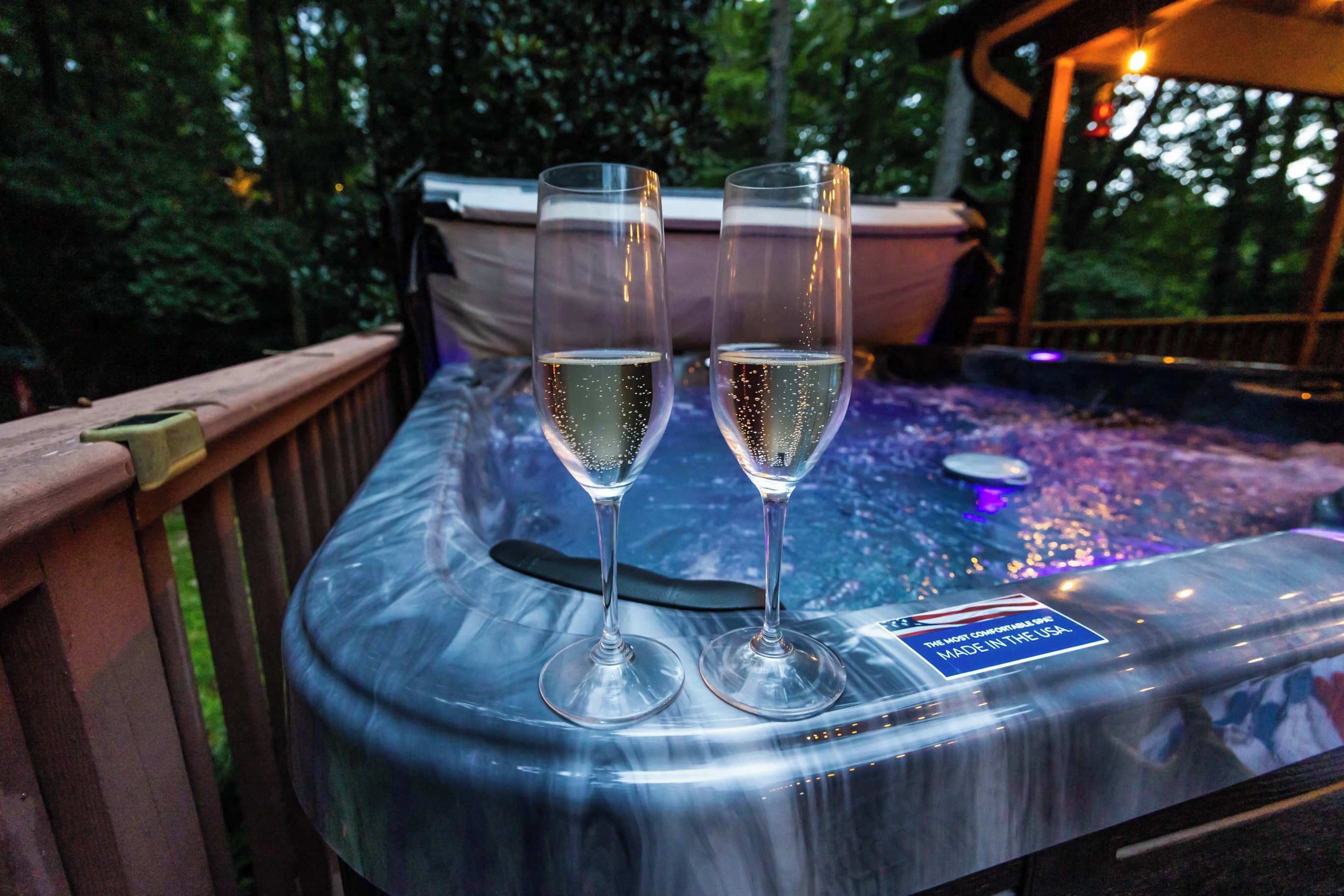 Deux flûtes à champagne sont posées sur une table, à côté d’un panneau indiquant que l’établissement est d’origine américaine.