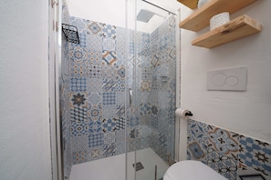 Dusj, hårføner, håndklær og såpe