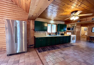 Serenity POW! Indoor Hot Tub, A/C & 3 Acres!