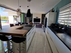 Microones, forn, placa de cuina i rentaplats 