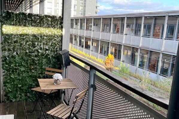 Outdoor dining - The Arcadian, Birmingham City Centre, by Lark Accommodation Cosy 1-bedroom Flat (Birmingham)