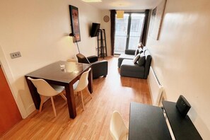 TV - The Arcadian, Birmingham City Centre, by Lark Accommodation Cosy 1-bedroom Flat (Birmingham)