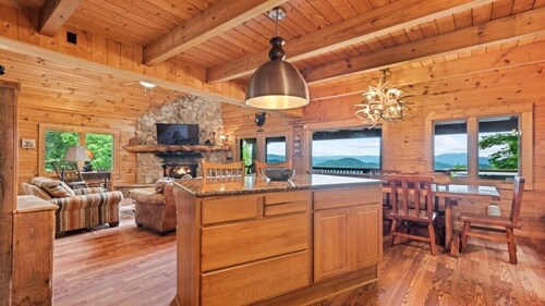 1 Sweet View - 4 BR, 3.5 BA, Hot Tub, VIEWS!