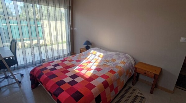 Une chambre à coucher avec un lit, un bureau et une chaise.