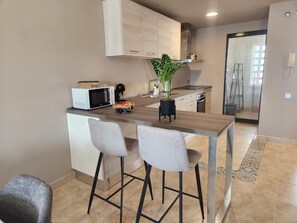 雪櫃、微波爐、焗爐、爐具