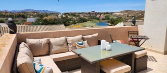 Ático Esquinero con Vistas al Valle del Este Golf con Piscina Comunitaria!