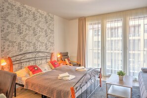 1 dormitori, planxa i posts de planxar, wifi i roba de llit