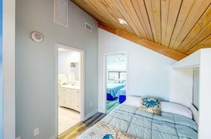 2 bedrooms, iron/ironing board, WiFi, bed sheets - LAKE FRONT PROPERTY  WITH BEACH, DOCK AND GAME ROOM, 30 MIN TO GAINSVILLE (Hawthorne)