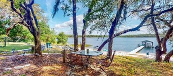 LAKE FRONT PROPERTY  WITH BEACH, DOCK AND GAME ROOM, 30 MIN TO GAINSVILLE