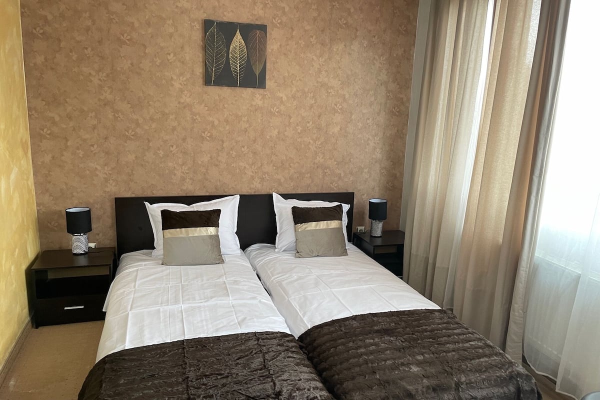 1 habitación, cubrecamas, tabla de planchar con plancha y wifi gratis