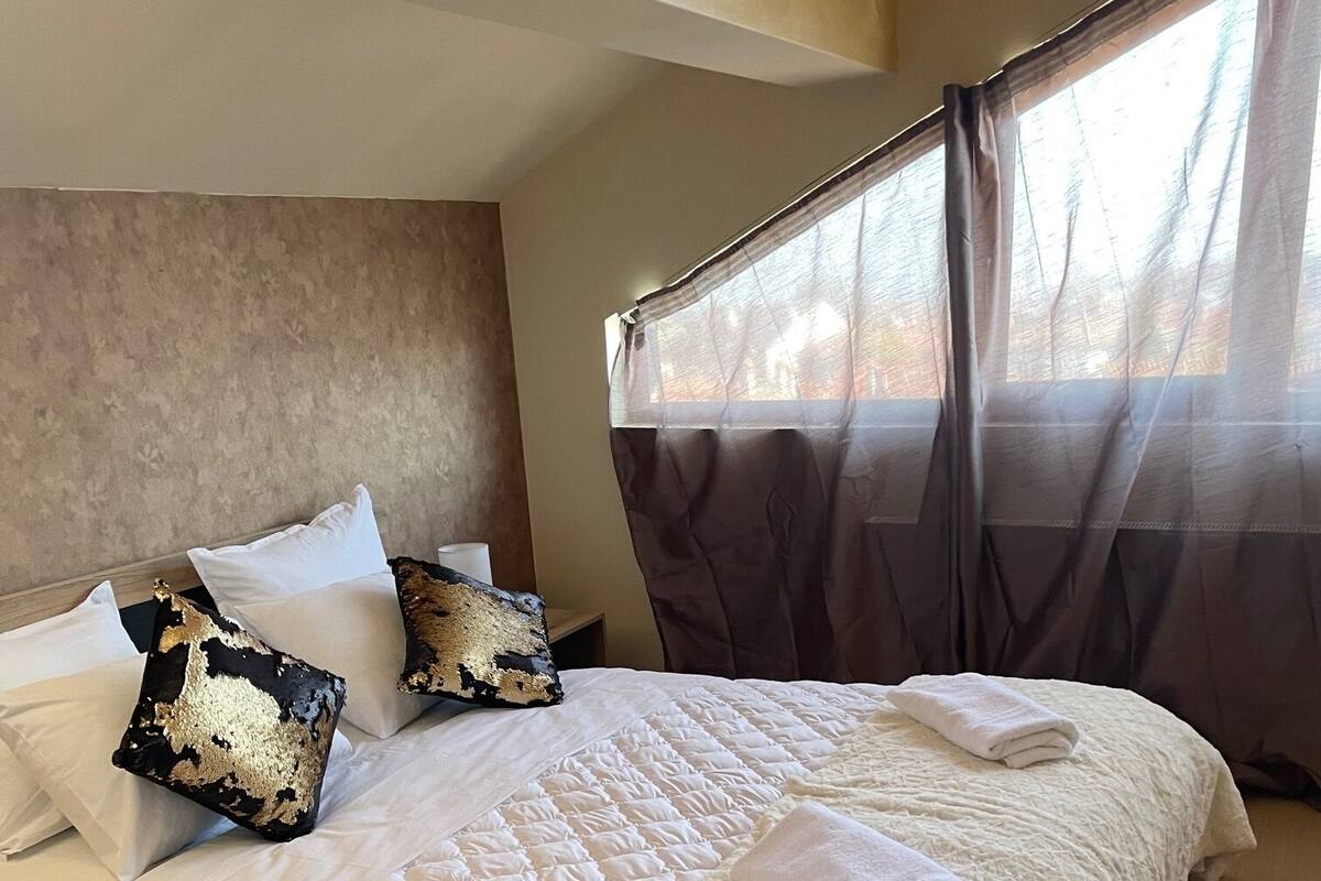 Design Apartment, Mountain View | 1 bedroom, down comforters, iron/ironing board, WiFi (free)