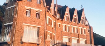 La cabane du pêcheur is a cosy apartment in the former Carolles casino.