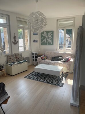 Smart TV, books - La cabane du pêcheur is a cosy apartment in the former Carolles casino. (Carolles)