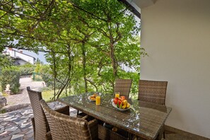 Outdoor dining - Villa Casa Theresa by Villas Guide (Porec)