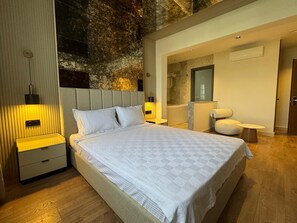 Habitación de lujo, hidromasaje | Ropa de cama de alta calidad y tabla de planchar con plancha