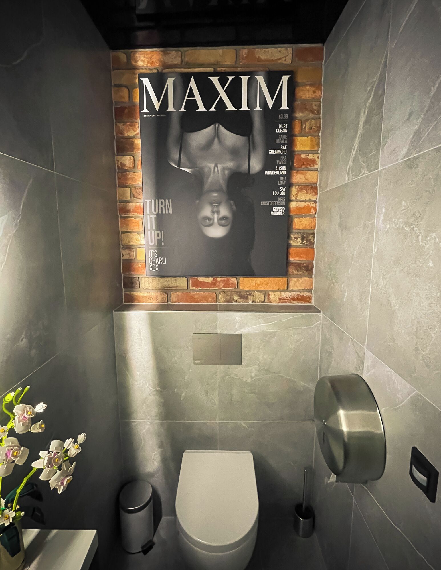 Een douche, een haardroger, handdoeken, zeep