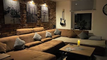 Televisor intel·ligent, videojocs, biblioteca musical i videoteca